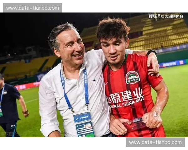 巅峰对决，荣耀之巅：中超恒大与河南的绿茵史诗